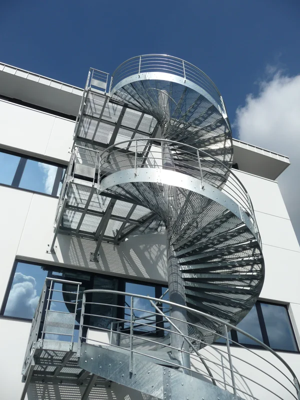 Escalier hélicoïdal conçu pour s’intégrer parfaitement aux contraintes techniques et architecturales des projets